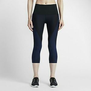 Nike zoned sculpt tight fit  capri NWT size S